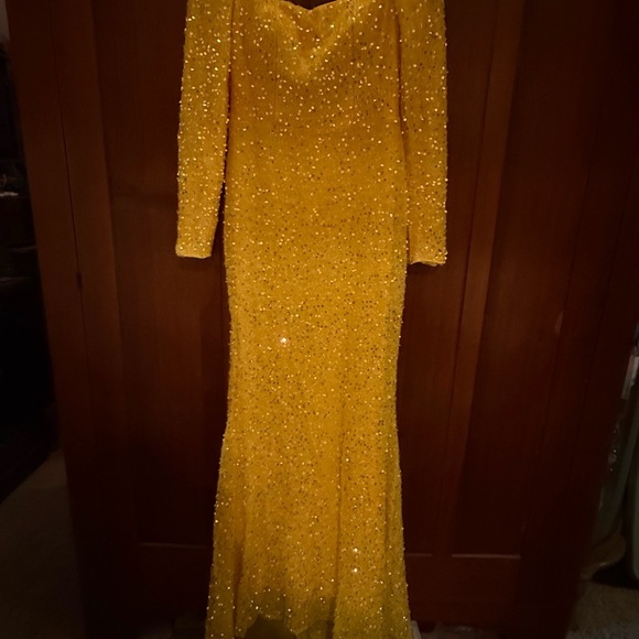 Elegant Yellow Sequin Gown - Picture 4 of 4